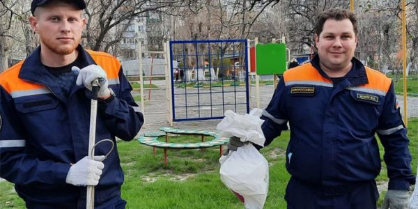 В Новороссийске спасатели поймали змею в детском саду