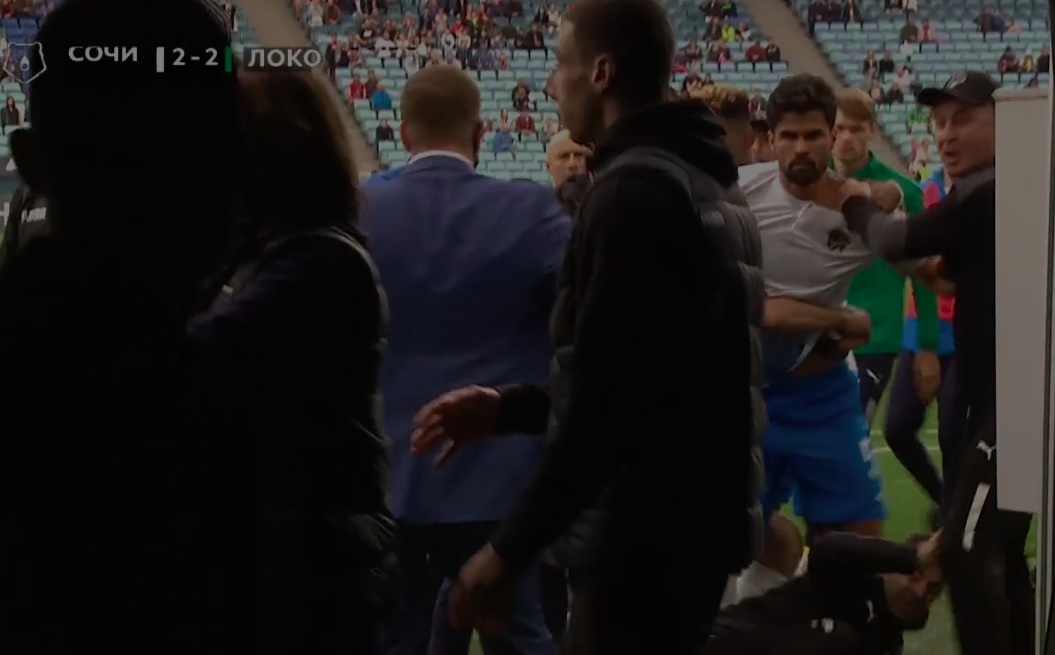 Во время домашнего матча ФК «Сочи» с «Локомотивом» произошла массовая стычка