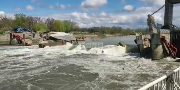 Соцсети: на реке Кубань обрушился мост на Федоровском гидроузле