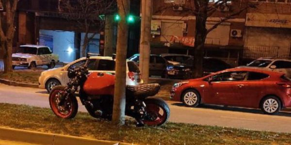 В Краснодаре мужчина угнал мотоцикл и через несколько кварталов врезался в дерево