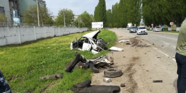 В Краснодарском крае ВАЗ-2114 разлетелся вдребезги после столкновения с грузовиком