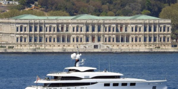 СМИ: 65-метровая яхта Ротенберга направляется в порт Сириуса
