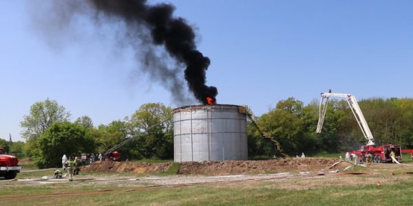 Сотрудники МЧС отработали тушение пожаров на нефтехранилищах
