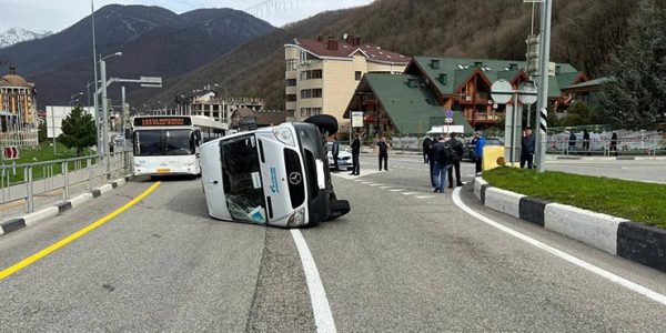 В Сочи легковушка опрокинула микроавтобус с людьми, один пассажир пострадал