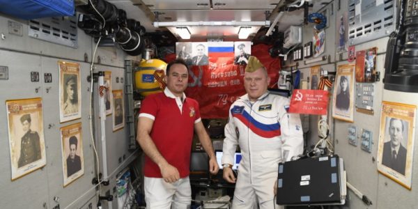 Российские космонавты на борту МКС поддержали акцию «Бессмертный полк»