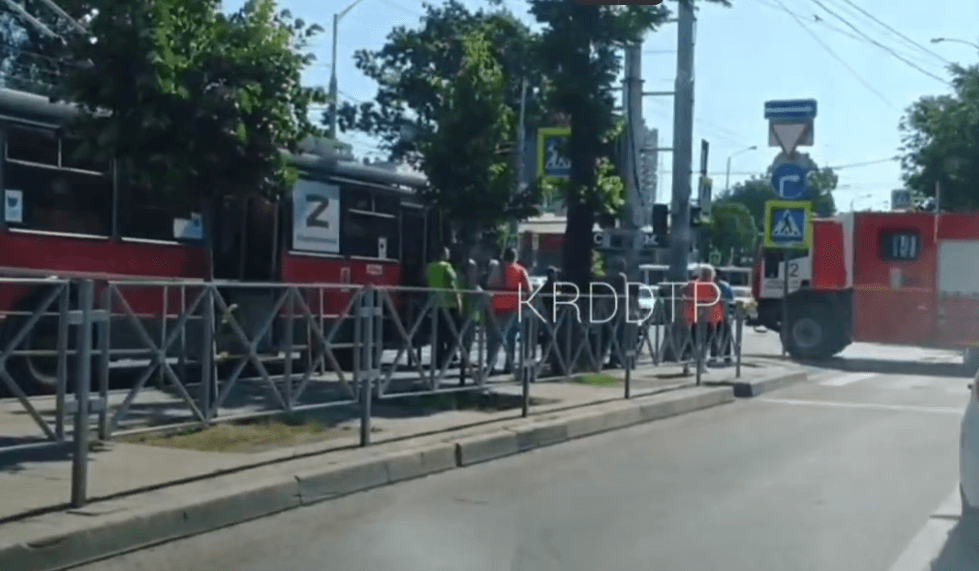 В центре Краснодара на полчаса остановилось движение трех троллейбусов из-за ДТП