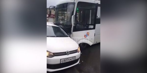 В Сочи сорвавшийся с ручника автобус протаранил три легковушки и маршрутку