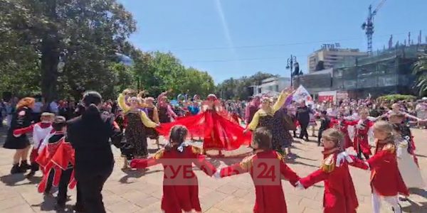 В Параде Дружбы ко Дню города в Сочи приняли участие около 700 человек