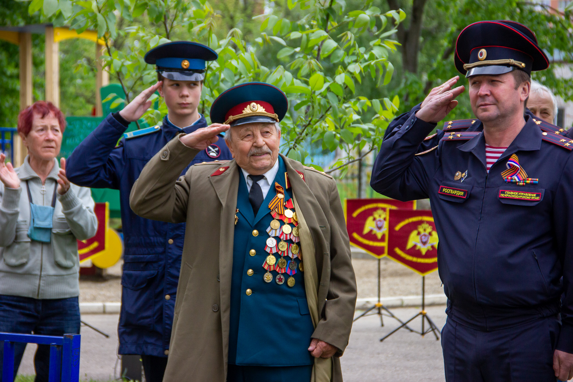 В Краснодаре росгвардейцы поздравили ветерана с Днем Победы во дворе его дома