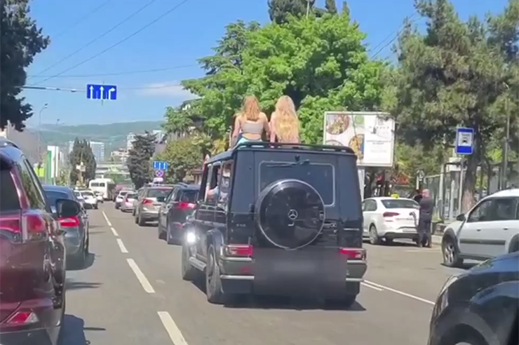 В Сочи разыскивают водителя, катавшего девушек на крыше Mercedes