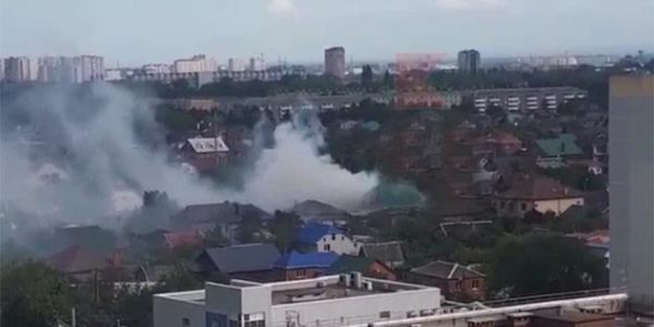 В Краснодаре более двух часов тушили пожар в доме около Ботанического сада