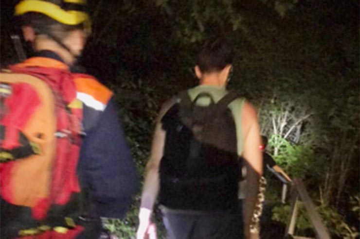 В Сочи спасатели ночью два часа искали заблудившихся в лесу туристов