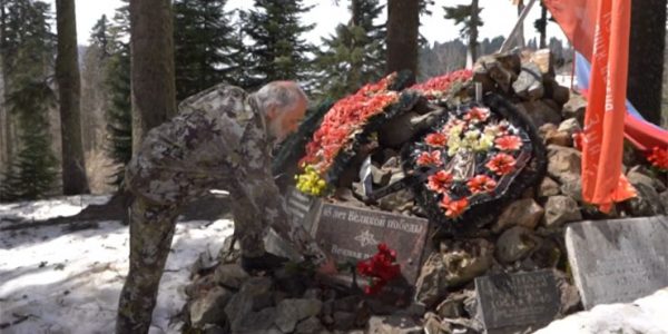 В Сочи сотрудники нацпарка возложили цветы к мемориалу на перевале Аишха