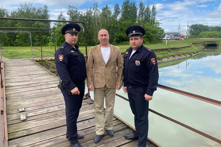 В пригороде Краснодара полицейские помогли выбраться из канала утопающему и спасавшему его прохожему