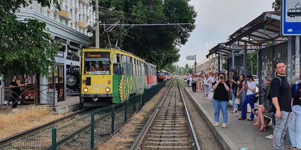 В Краснодаре десятки трамваев встали в пробку на улице Коммунаров