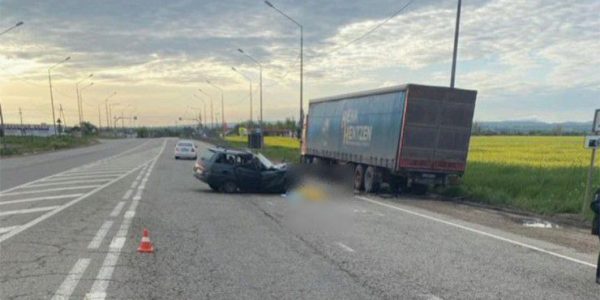 В Краснодарском крае во врезавшейся в грузовик легковушке погибла 21-летняя девушка