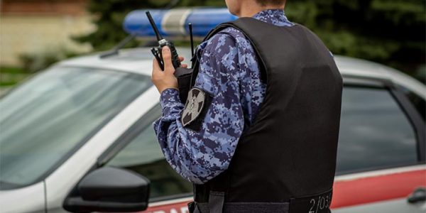 В Краснодаре росгвардейцы задержали двоих нарушителей, повредивших шлагбаум на парковке ТЦ