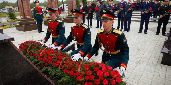 Бастрыкин и Кондратьев возложили цветы к военному мемориалу в Гулькевичском районе