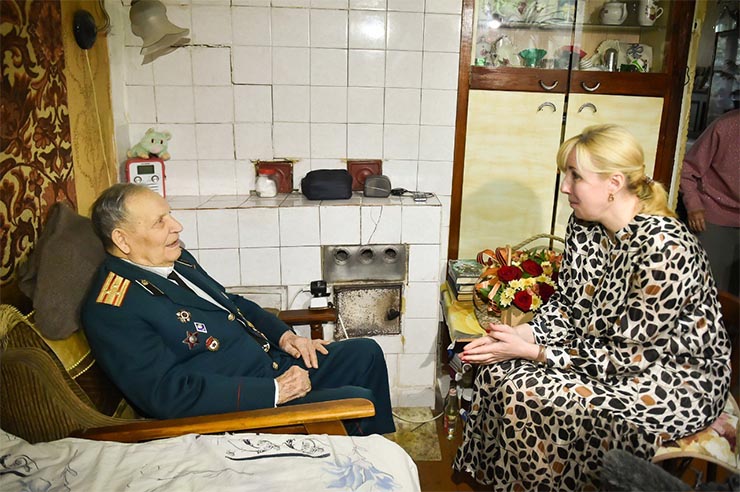 Анна Минькова навестила двух ветеранов Великой Отечественной войны