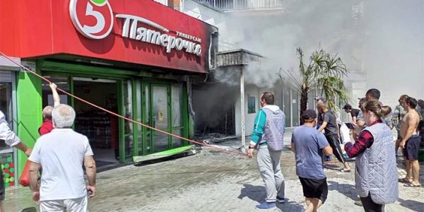 В поселке Ольгинка в Туапсинском районе загорелся магазин «Пятерочка»