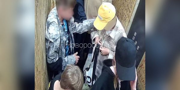 В Новороссийске подростки сбросили с многоэтажки бутылку на женщину с ребенком