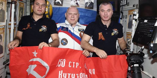 Космонавты с борта МКС поздравили россиян с Днем Победы