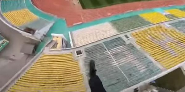 В Краснодаре бейсджамперы спрыгнули с прожектора стадиона «Кубань»