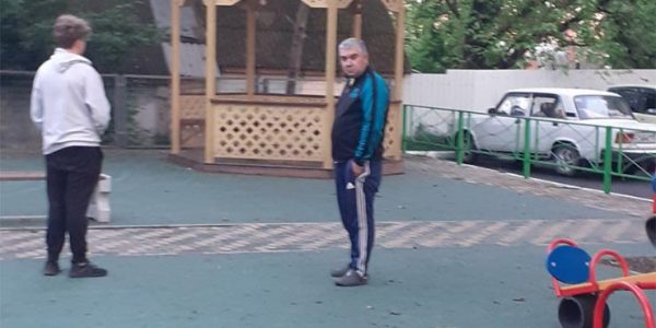 В Новороссийске мужчина набросился на пожилую женщину на детской площадке