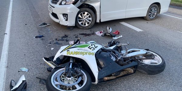 В Краснодарском крае минивэн сбил мотоциклиста при развороте, пострадавший умер в больнице