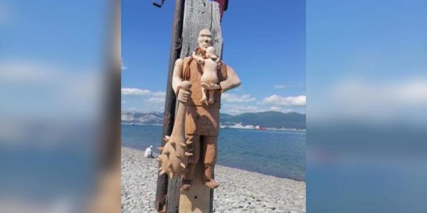 В Новороссийске на пляже установили скульптуру богатыря