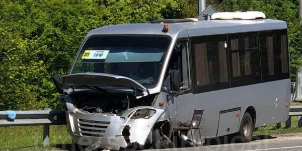 В Сочи в лобовом столкновении с легковушкой пострадал водитель пассажирского автобуса