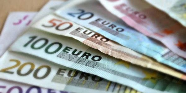 На Мосбирже вечером 28 июня курс евро впервые с мая 2015 года опустился ниже 55 рублей