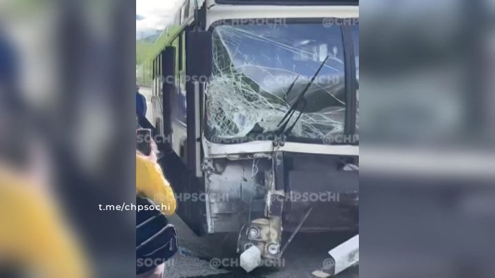 В Сочи женщину зажало в машине после столкновения с автобусом