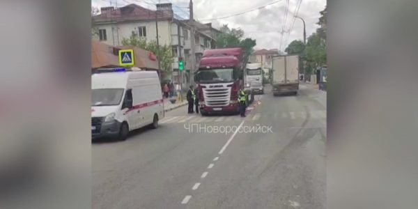 В Новороссийске грузовик насмерть сбил пенсионерку, переходившую дорогу на красный свет