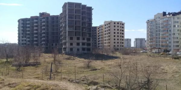 В Анапе спустя 9 лет возобновили строительство многоэтажки на улице Крылова