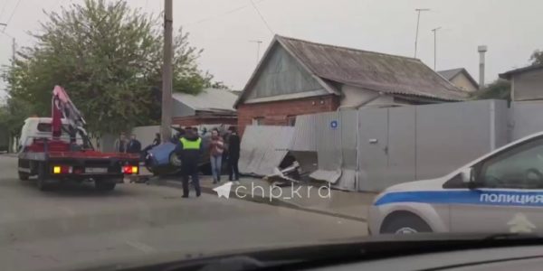 В Краснодаре пьяный водитель «десятки» врезался в опору ЛЭП, его пассажирка погибла