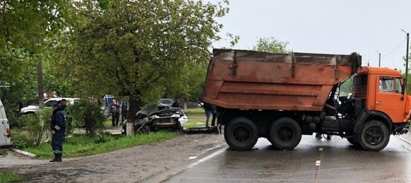 В Краснодарском крае пожилой водитель «Лады» погиб после ДТП с самосвалом