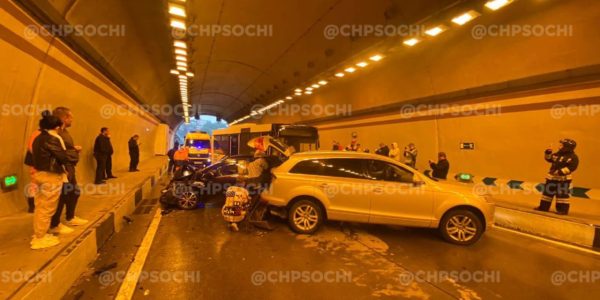 В Сочи автобус протаранил три столкнувшихся автомобиля в тоннеле