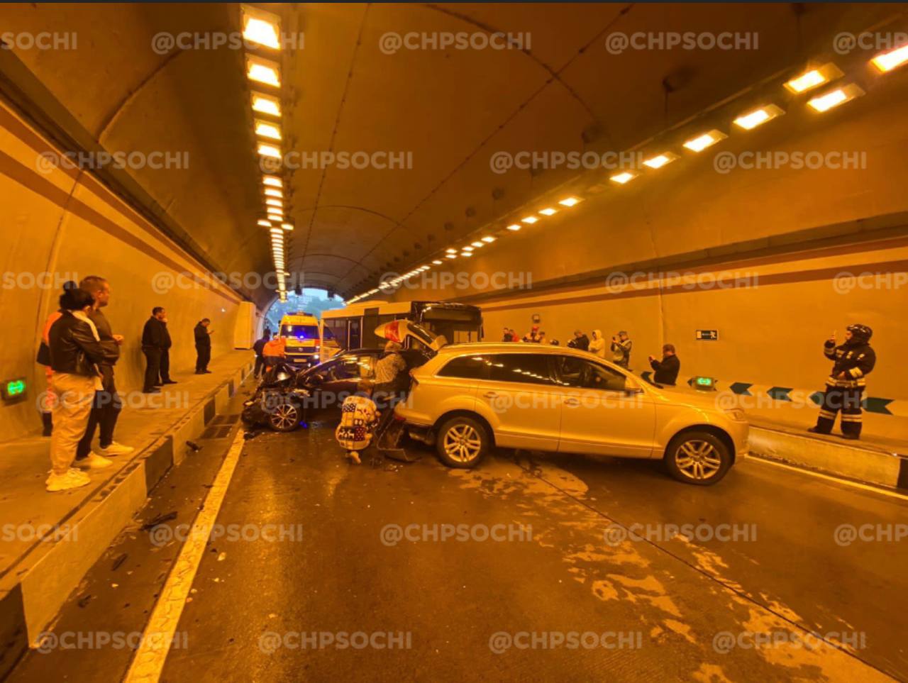 В Сочи автобус протаранил три столкнувшихся автомобиля в тоннеле
