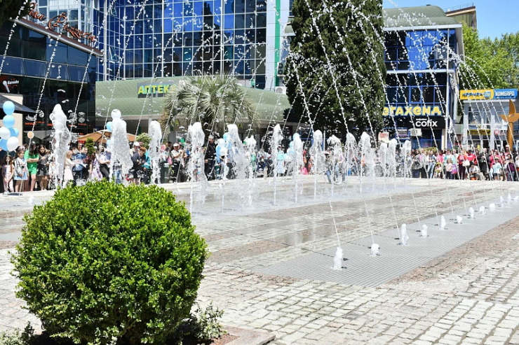 В День города в Сочи запустили новый светомузыкальный фонтан площадью 800 кв. метров