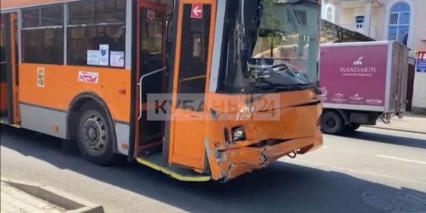 В Краснодаре на перекрестке столкнулись троллейбус и легковушка, пострадали два человека