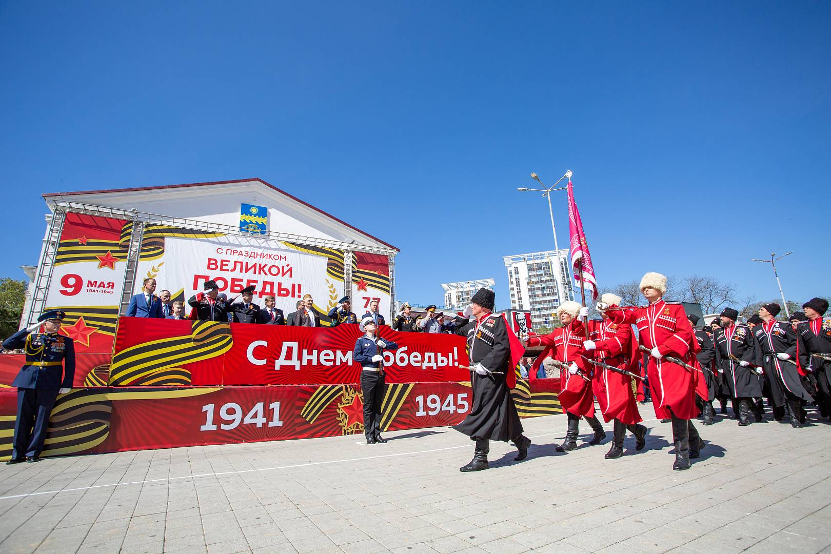 В Анапе на Театральной площади состоялся торжественный парад войск