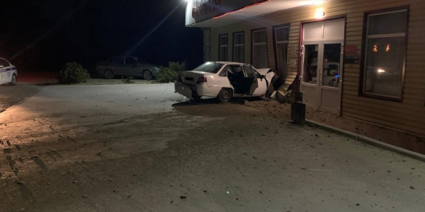 В Краснодарском крае пьяный водитель легковушки ночью протаранил магазин