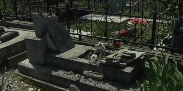 В Новороссийске на Мефодиевском кладбище вандалы разбили десятки памятников и надгробий