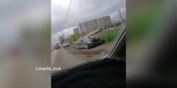 В Краснодаре водитель Mercedes не справился с управлением и снес опору ЛЭП