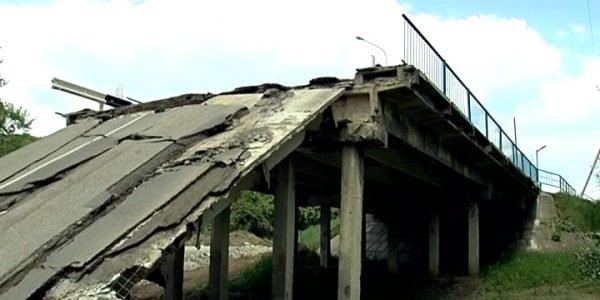Для жителей поселка Ильского соорудили временную переправу на месте обрушенного моста