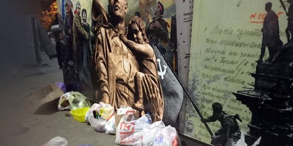 Обыкновенное свинство: краснодарцы приносят мусор к баннеру с портретом советского солдата-освободителя