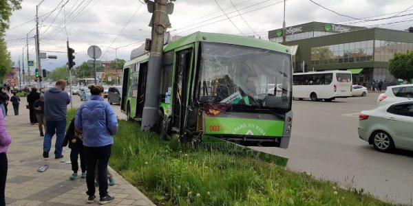 В центре Краснодара троллейбус с пассажирами протаранил столб ЛЭП