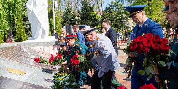 В Анапе возложили цветы к Вечному огню в Сквере боевой славы