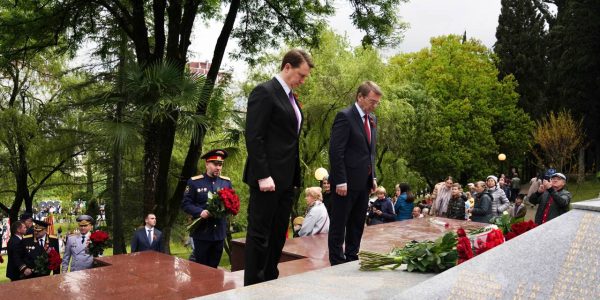 В Сочи возложили цветы к Вечному огню на мемориале в Завокзальном микрорайоне